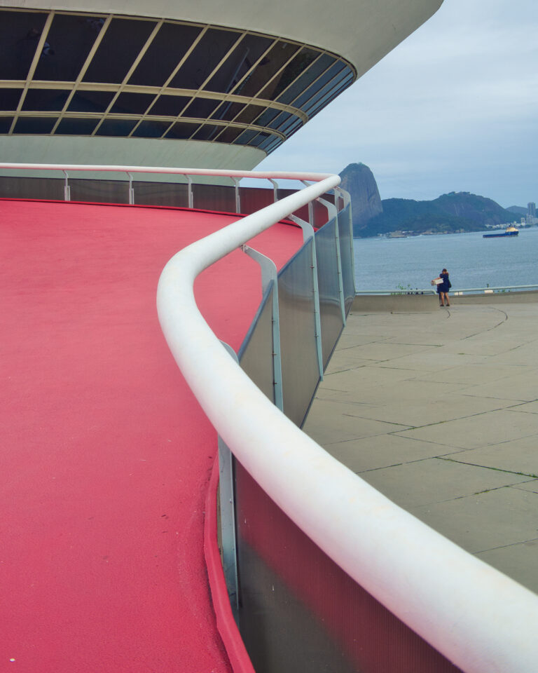 Street photo in Niterói, Brazil by Fernando Nakayama