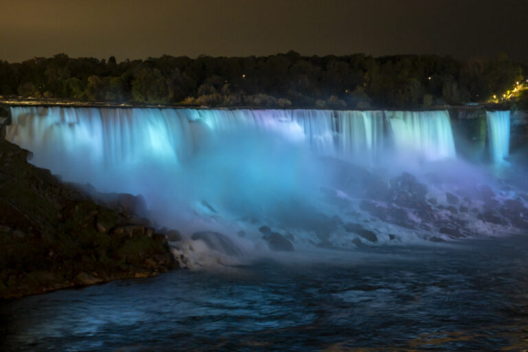 Street photo in Niagara Falls, Canada by Romel Reyes