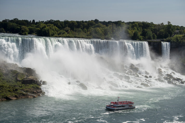 Street photo in Niagara Falls, Canada by Romel Reyes