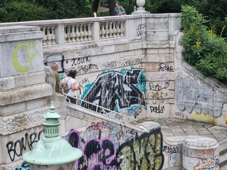 Street photo in Vienna, Austria by yassin kj