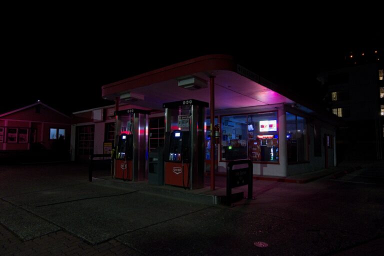 Street photo in Qualicum Beach, Canada by Mike Carter