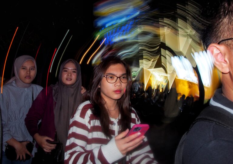 Street photo in Bandung, Indonesia by Raka Onex