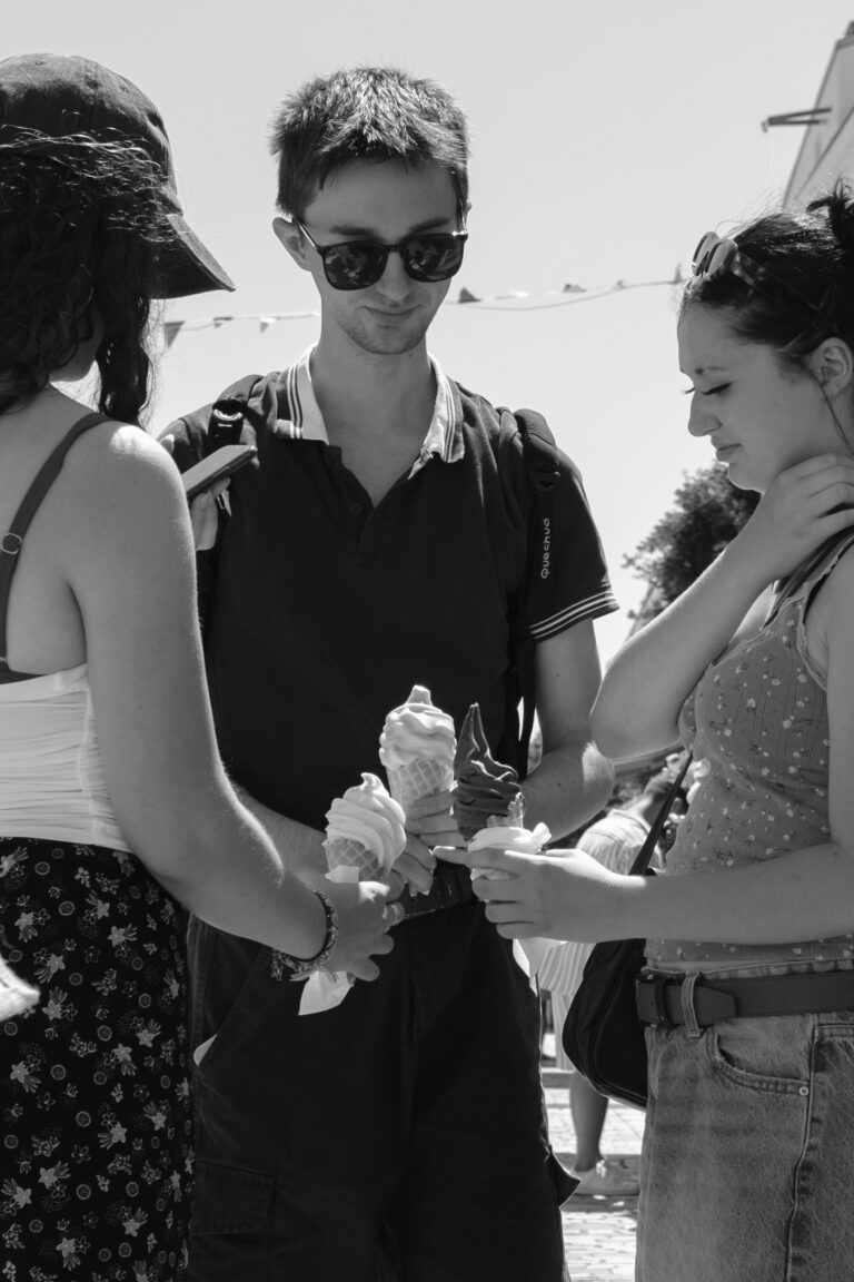Street photo in Noirmoutier-en-l'Île, France by Thorsten Wenzel