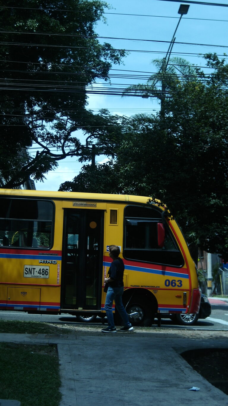 Street photo in Envigado, Colombia by Camilo Escobar