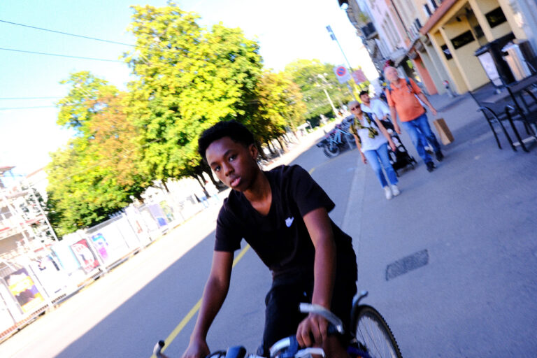Street photo in Winterthur, Switzerland by Patrick Kurz