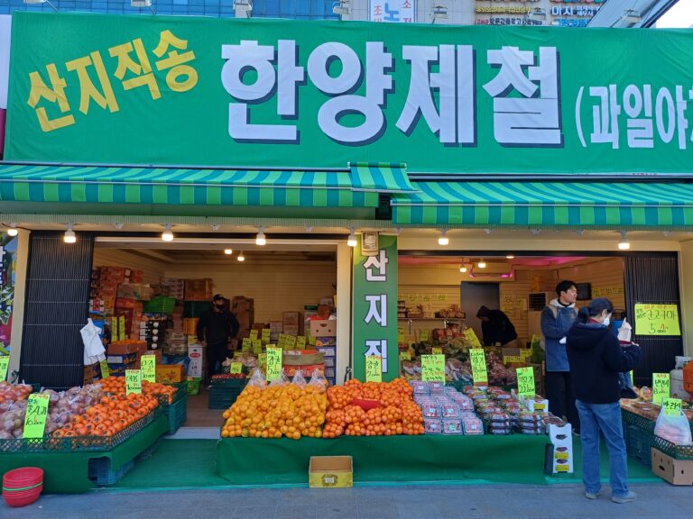 Street photo in Seoul, South Korea by Toti Santiago