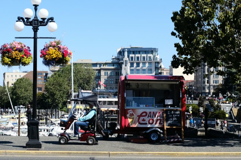 Street photo in Victoria, Canada by Ariwame Reynoso