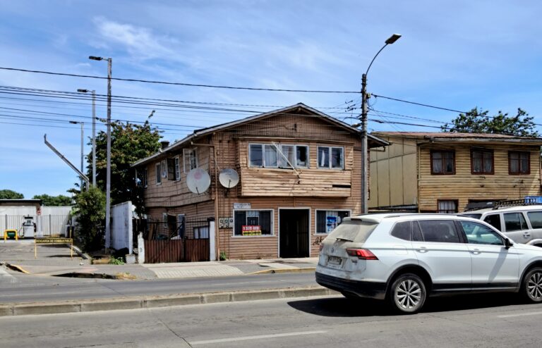 Street photo in Osorno, Chile by Allan Almeida