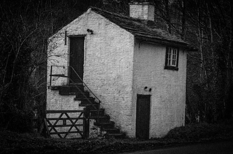 Street photo in Alderley Edge, United Kingdom by Tom Roselle
