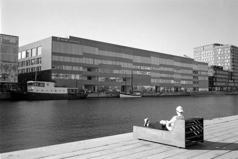 Street photo in Malmö, Sweden by Thomas Josiger