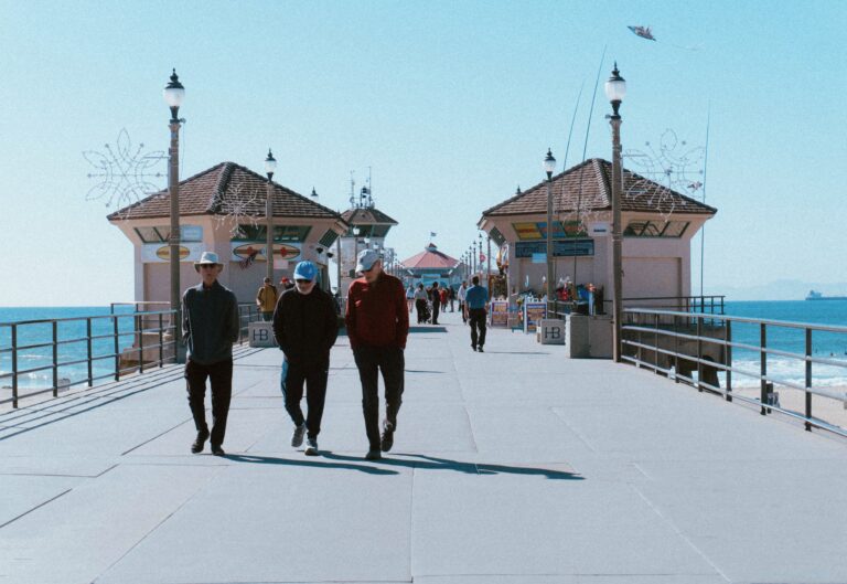 Street photo in Huntington Beach, United States by Kim Hoang