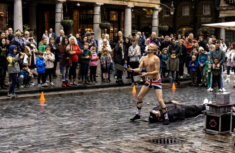 Street photo in London, United Kingdom by Morten Høgh