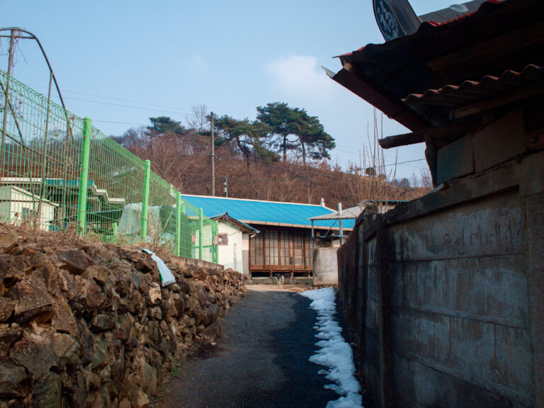 Street photo in Gongju, South Korea by Jvak Cheon