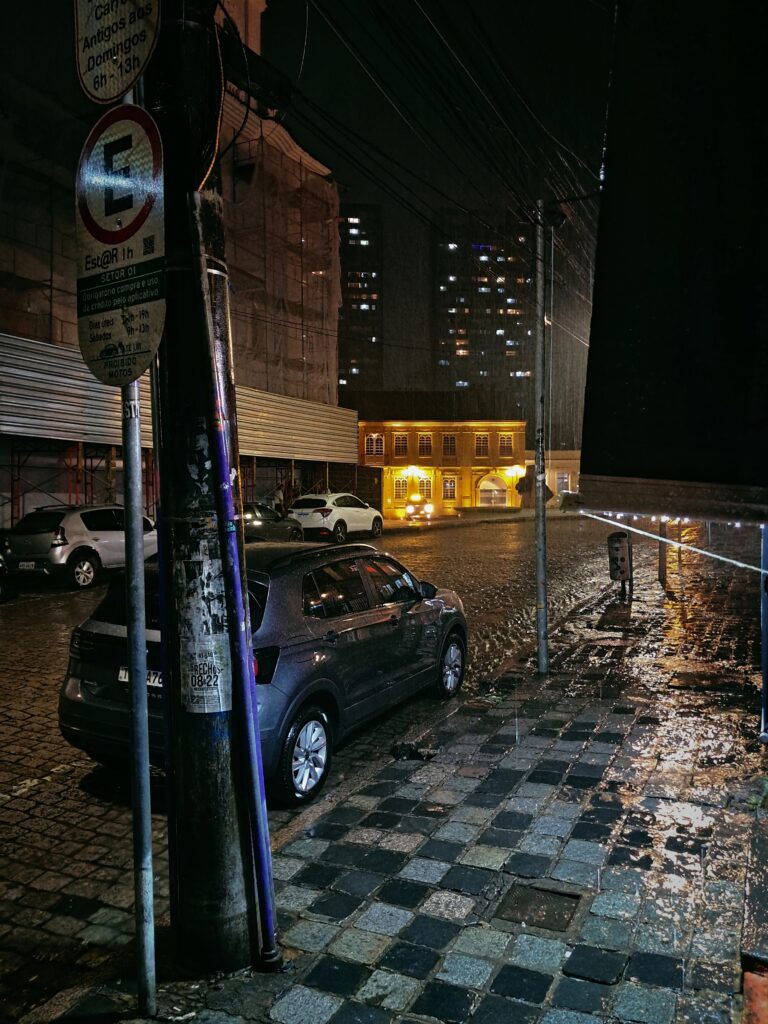 Street photo in Curitiba, Brazil by Allan Almeida