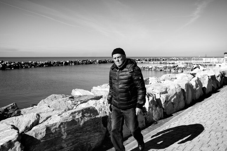 Street photo in Marina di Pisa, Italy by Thomas Bassetti