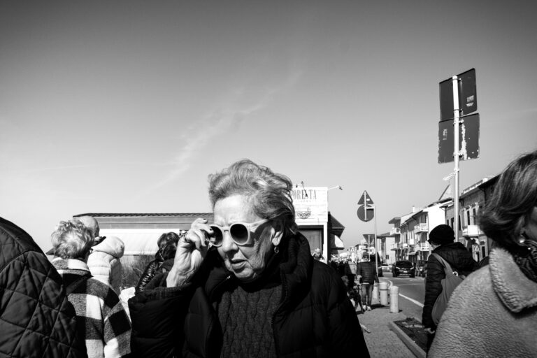 Street photo in Marina di Pisa, Italy by Thomas Bassetti
