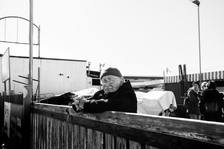 Street photo in Marina di Pisa, Italy by Thomas Bassetti