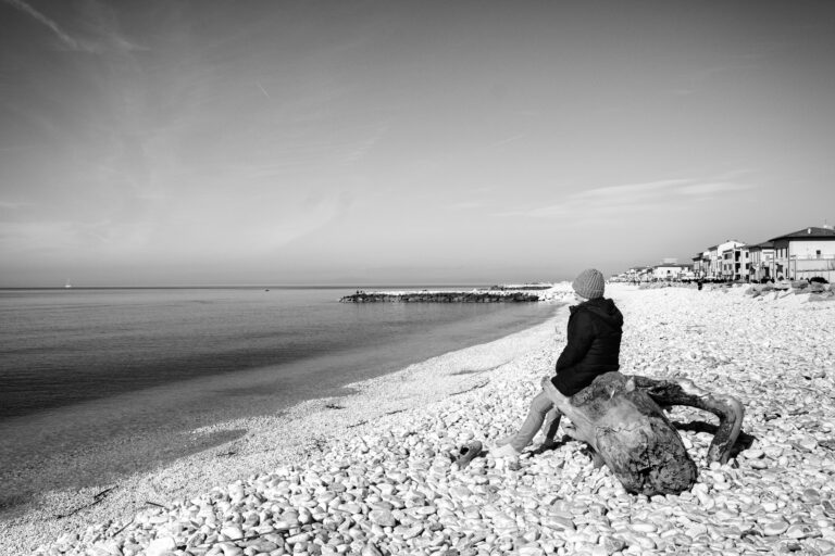 Street photo in Marina di Pisa, Italy by Thomas Bassetti