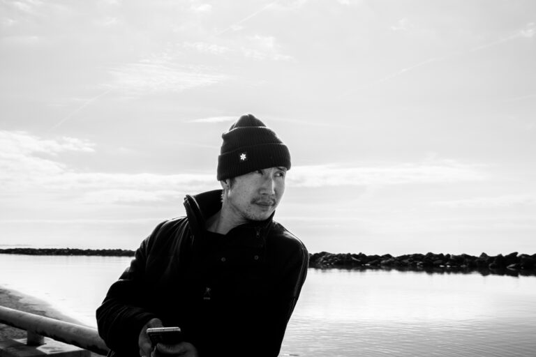 Street photo in Marina di Pisa, Italy by Thomas Bassetti