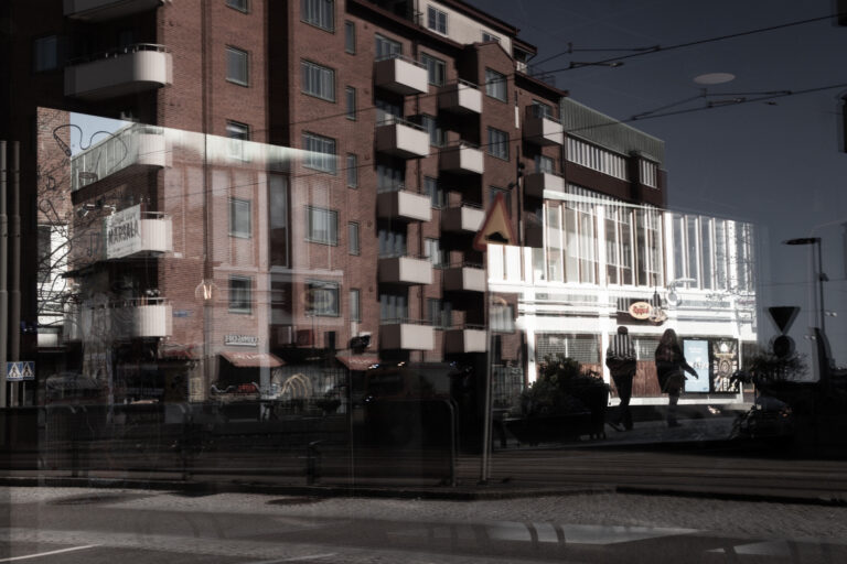 Street photo in Gothenburg, Sweden by Kalle Edlund