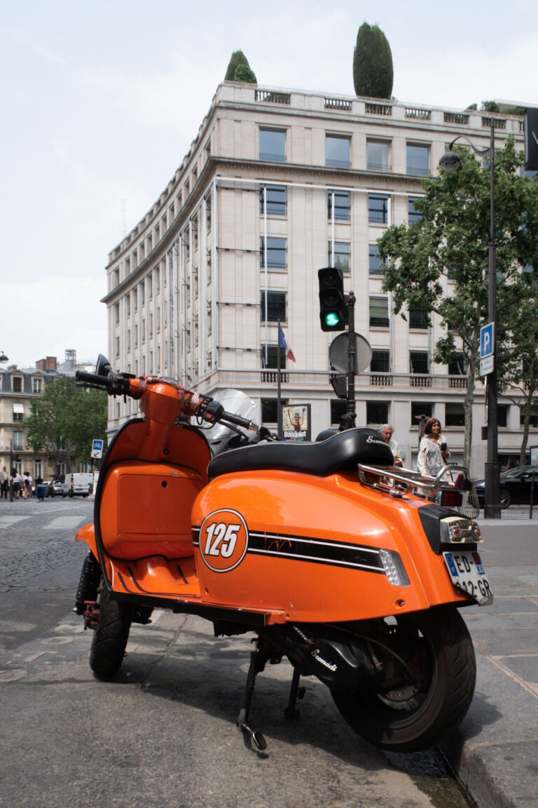 Street photo in Paris, France by Kalle Edlund