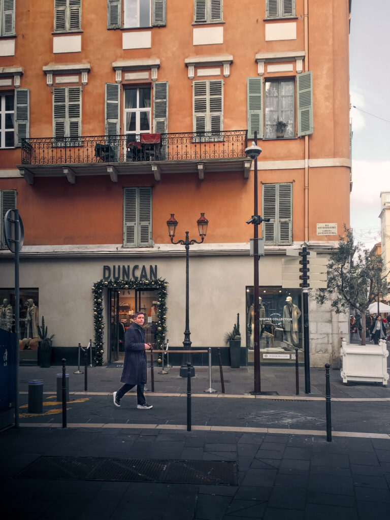 Street photo in Nice, France by Andrea Mondini