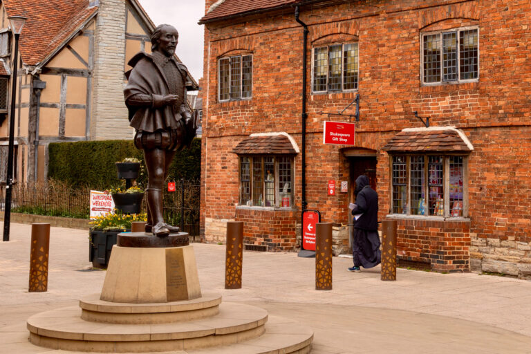 Street photo in Stratford-upon-Avon, United Kingdom by Dan Lawyer