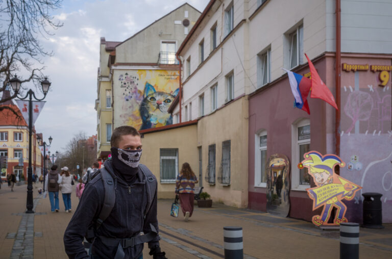Street photo in Zelenogradsk, Russia by Andrei Savelchev