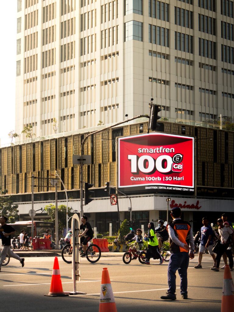 Street photo in Jl. M.H. Thamrin, Indonesia by Mikaleano Prawiro