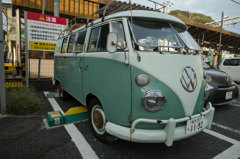 Street photo in Kamakura, Japan by Black Pixel