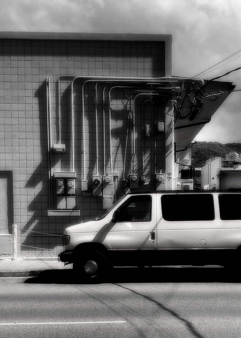 Street photo in Honolulu, United States by David Rockwood