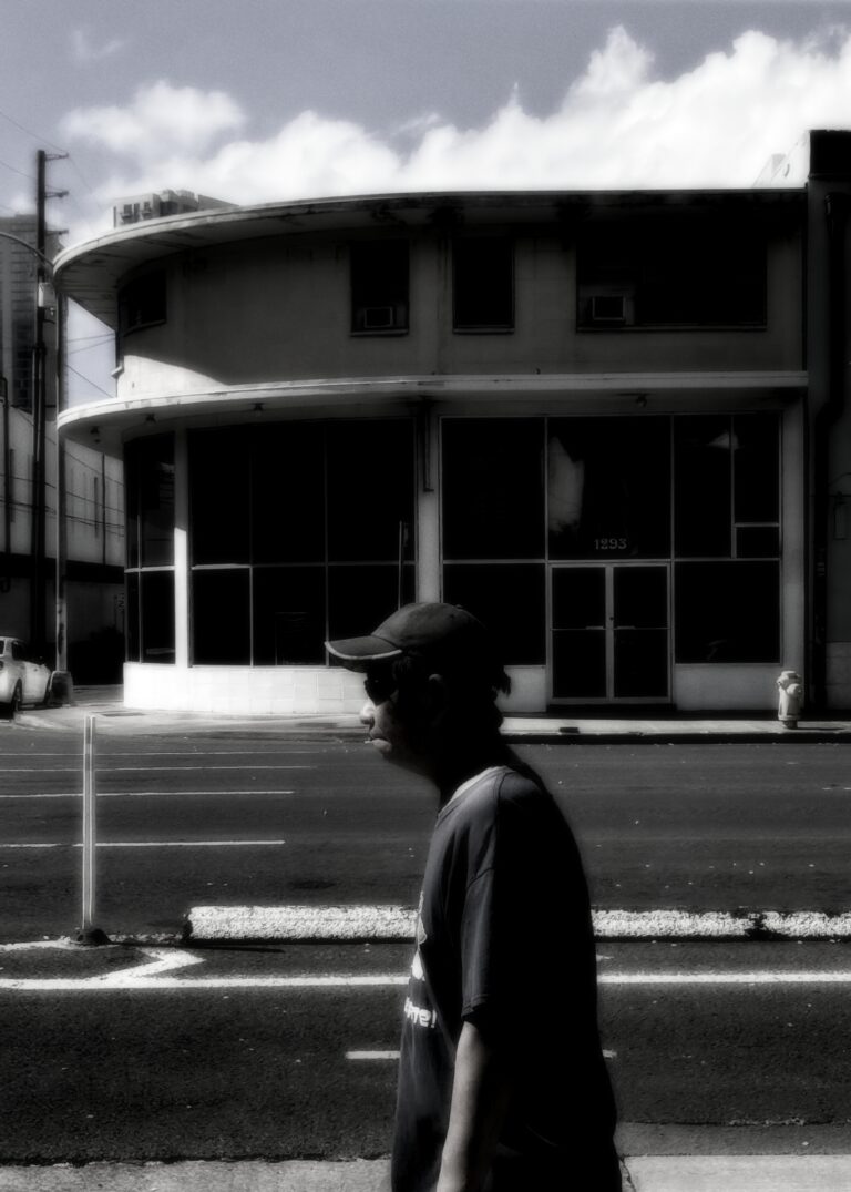 Street photo in Honolulu, United States by David Rockwood