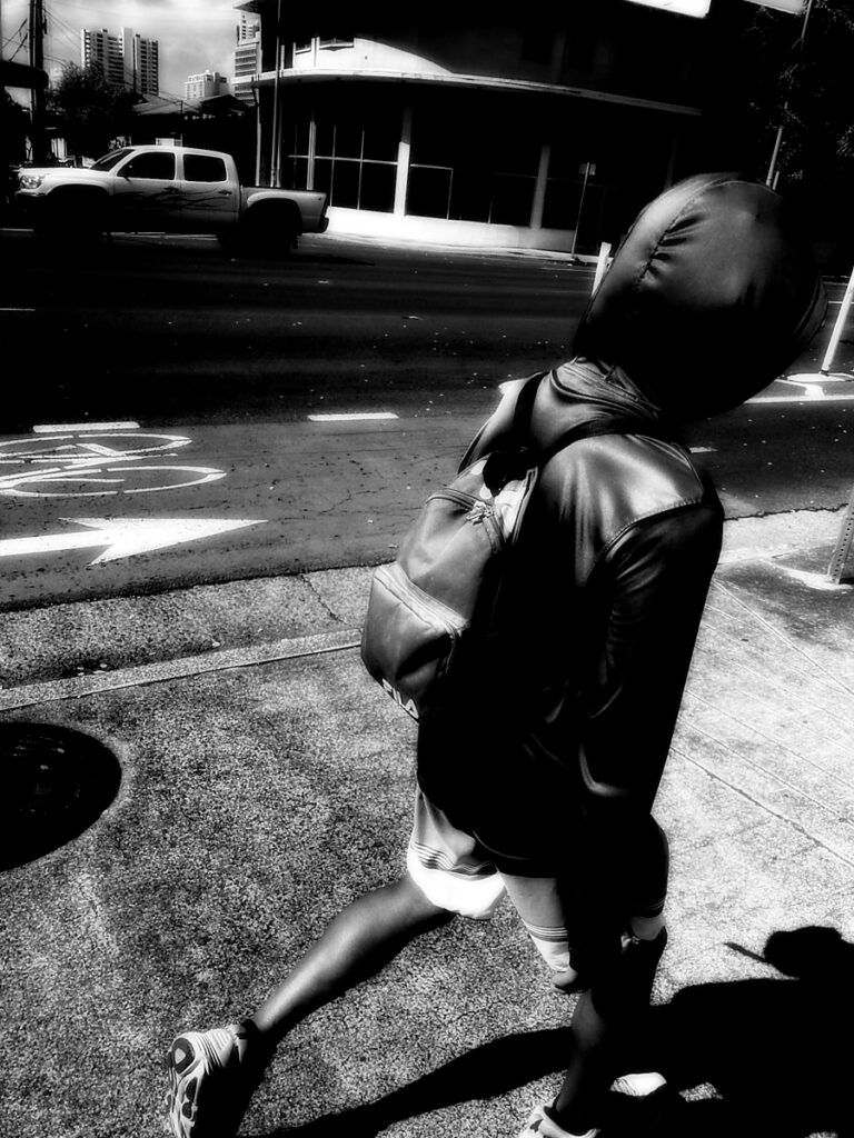 Street photo in Honolulu, United States by David Rockwood
