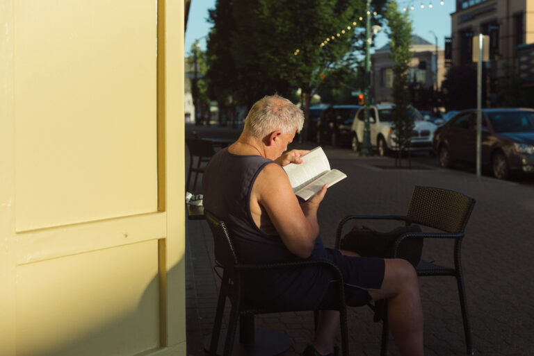 Street photo in Walnut Creek, United States by Kenneth Weaver