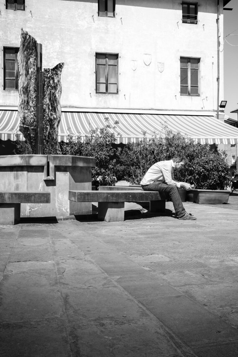 Street photo in Cascina, Italy by Thomas Bassetti