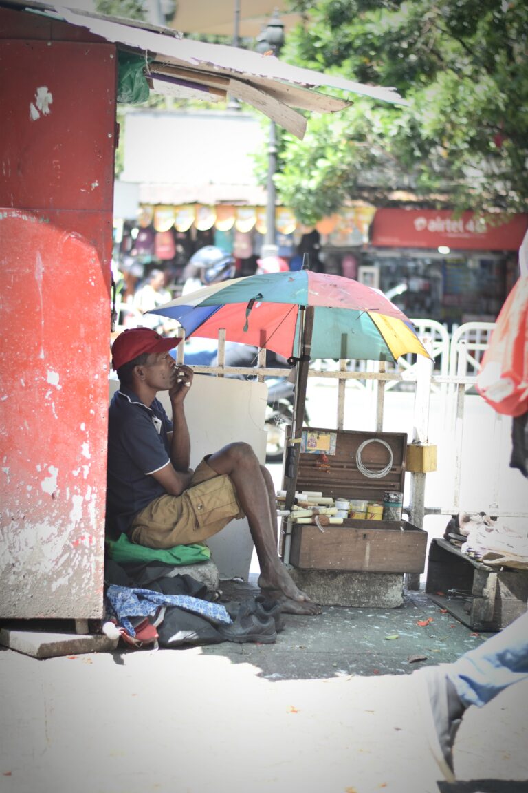 Street photo in Kandy, Sri Lanka by Rodrigo Marcotich
