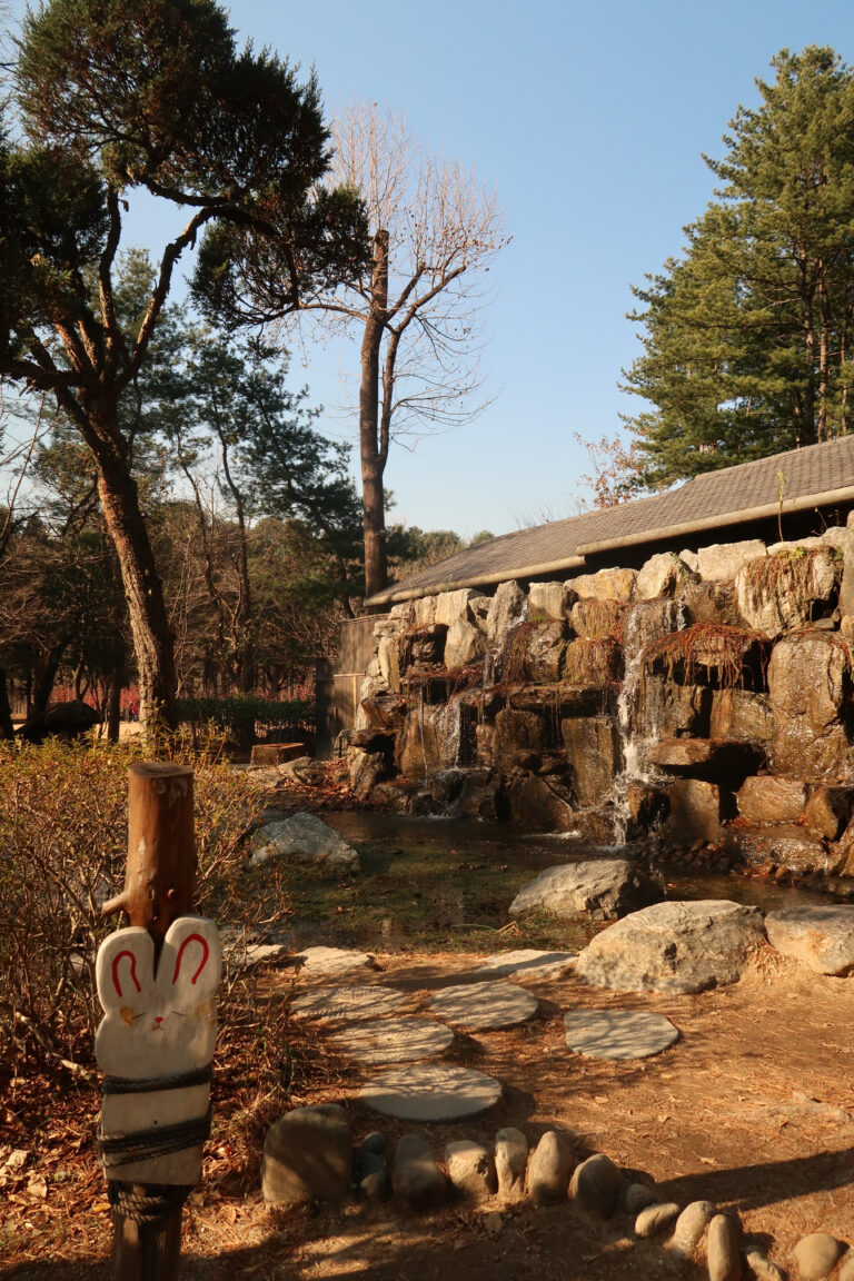 Street photo in Namiseom-gil, South Korea by Esméralda Dynevor
