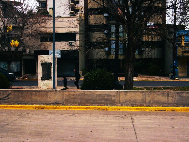 Street photo in Banfield, Argentina by Diestro Corleone