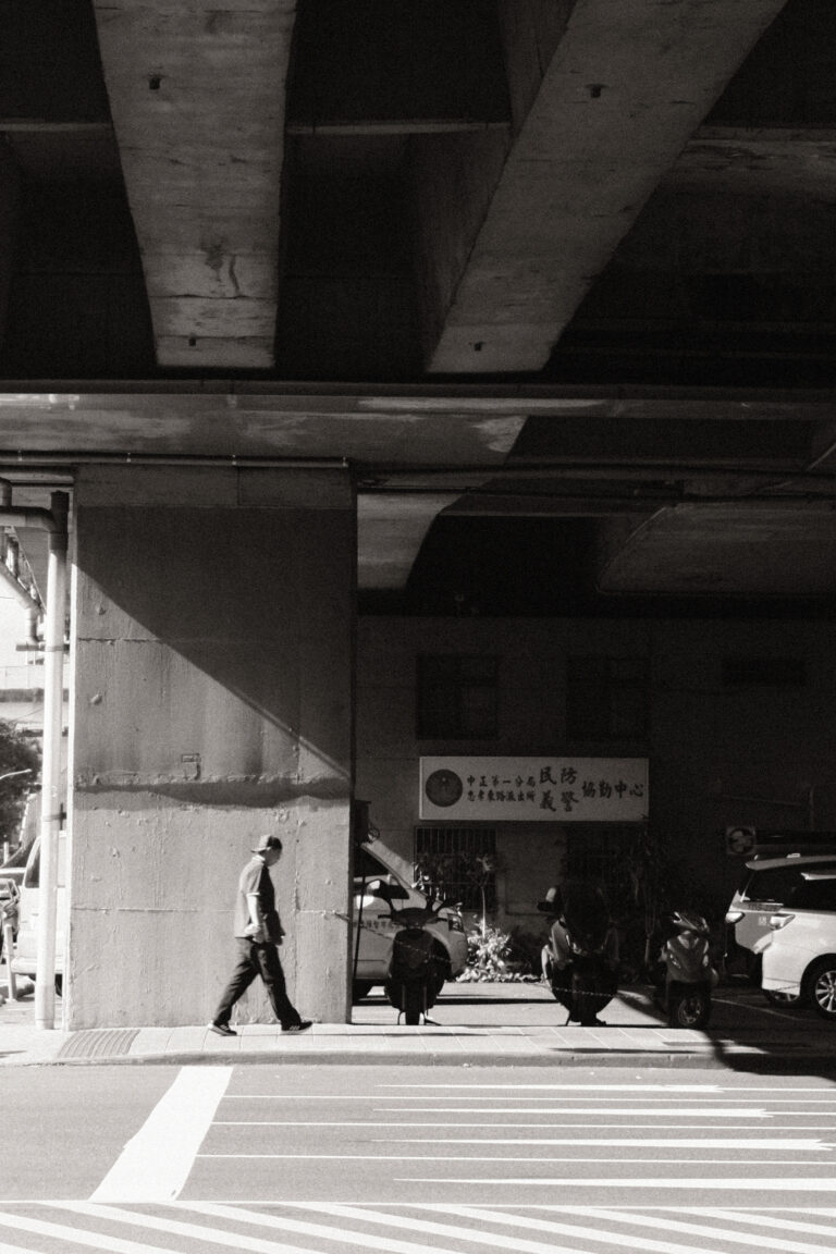 Street photo in Taipei, Taiwan by Roger Jiang