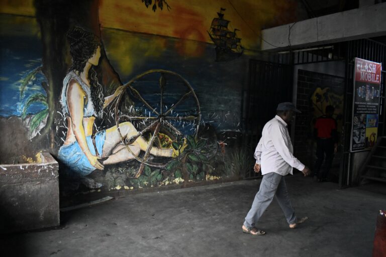 Street photo in Nuwara Eliya, Sri Lanka by Rodrigo Marcotich