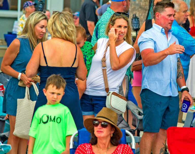 Street photo in Charleston, United States by Mark Lozier
