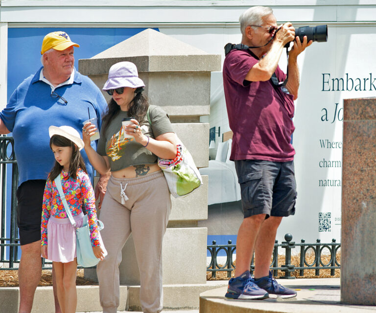 Street photo in Charleston, United States by Mark Lozier
