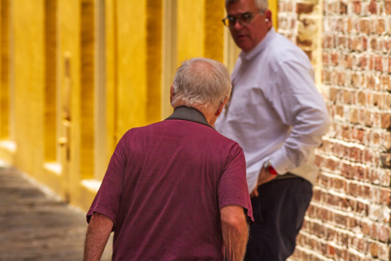 Street photo in Charleston, United States by Mark Lozier