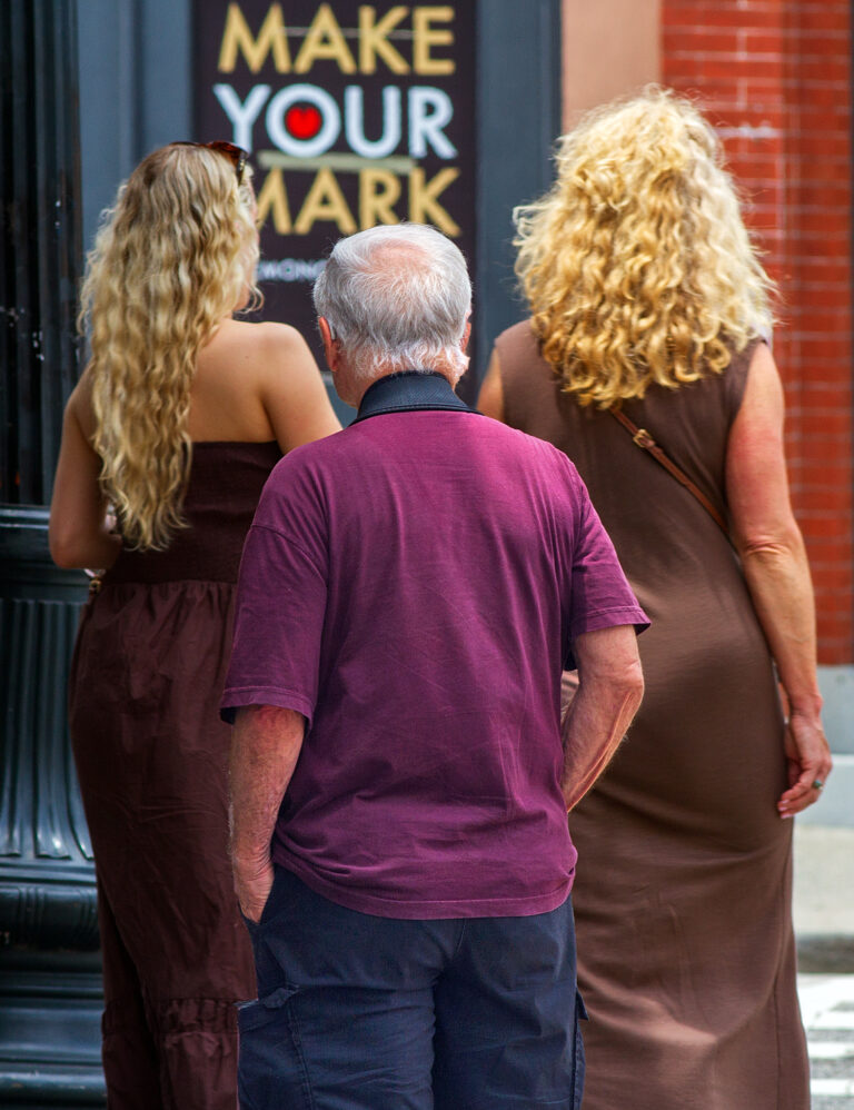 Street photo in Charleston, United States by Mark Lozier