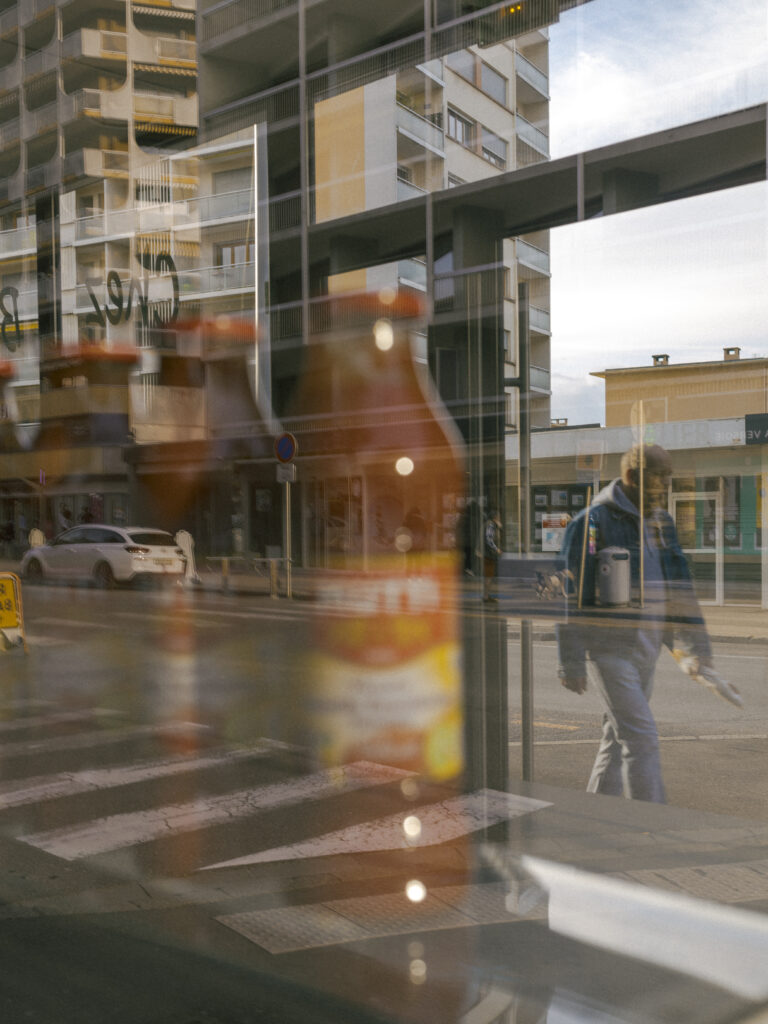Street photo in Thonon-les-Bains, France by Gaëtan Delecluse