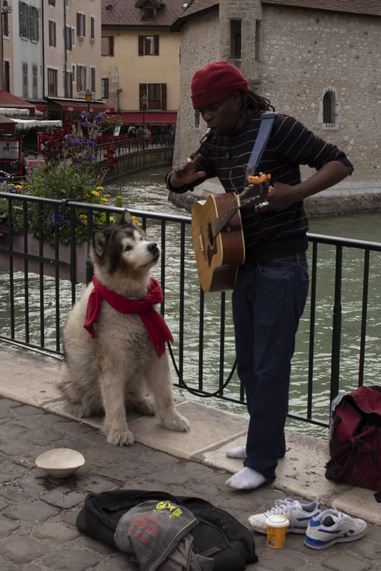 Street photo in Annecy, France by Gaëtan Delecluse