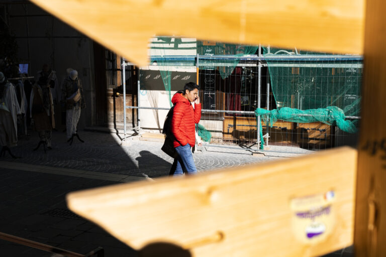 Street photo in Cluses, France by Gaëtan Delecluse