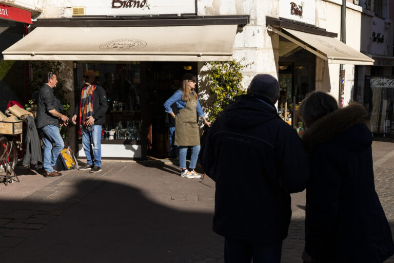Street photo in Annecy, France by Gaëtan Delecluse