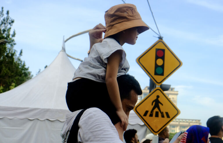 Street photo in Putrajaya, Malaysia by Johari Sultan