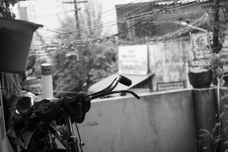 Street photo in Chennai, India by Tamiloli Durai